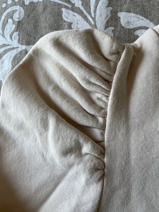 Sudadera Zara manga abullonada beige