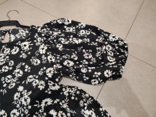 Vestido negro con flores blancas