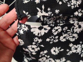 Vestido negro con flores blancas