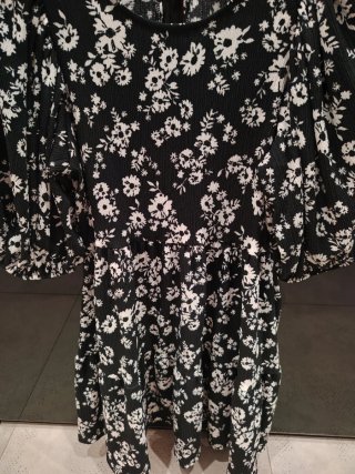 Vestido negro con flores blancas