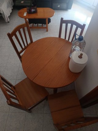 Mesa redonda y 4 sillas de madera