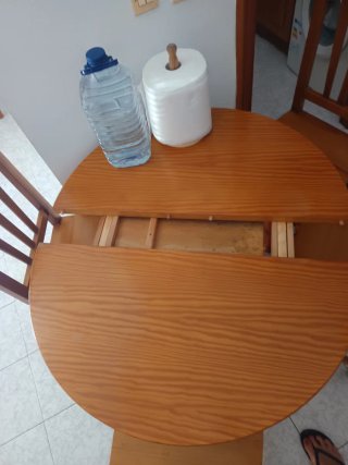 Mesa redonda y 4 sillas de madera