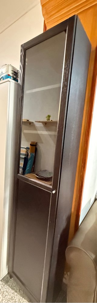 Librería de madera y cristal