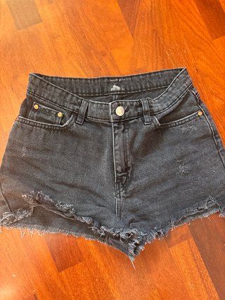 Pantaloncini neri strappati