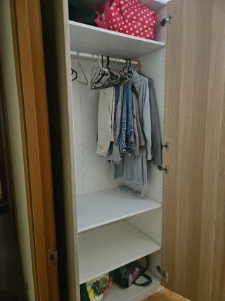 Armario de dormitorio madera.