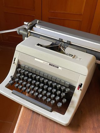 Máquina de escribir Olivetti LINEA 90