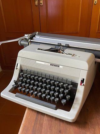 Máquina de escribir Olivetti LINEA 90