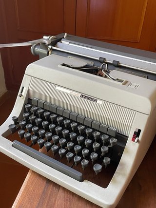 Máquina de escribir Olivetti LINEA 90