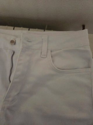 Pantalón deshilachado corto blanco