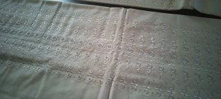 Vecchio lenzuolo matrimoniale in cotone beige