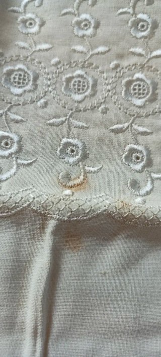 Vecchio lenzuolo matrimoniale in cotone beige