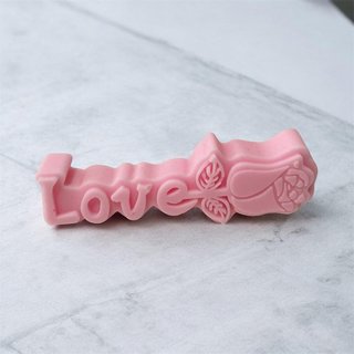 Figura “Love” con Rosa (No es una Vela)