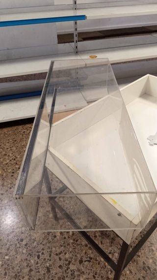 Estantería de cristal