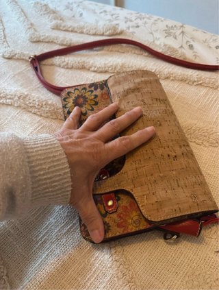Bolso de corcho con flores