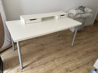 Tavolo da studio bianco con cassetti