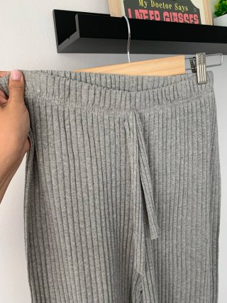 Pantalón gris elástico de canalé