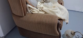 Pareja de sillones de tela y madera