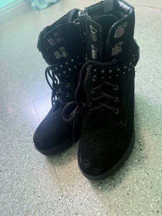 Botas negras con cordones y hebilla