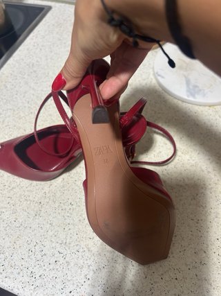 Sandalia tacón fino con pulsera roja 10 cm tacon