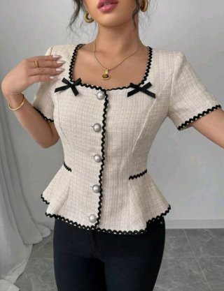 Blusa peplum beige con detalles negros