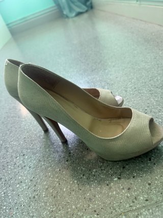 Zapatos de tacón abierto beige