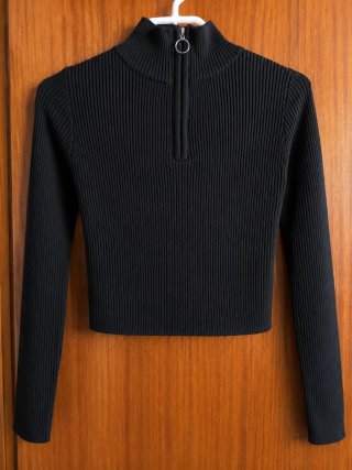 Jersey negro cuello alto cremallera