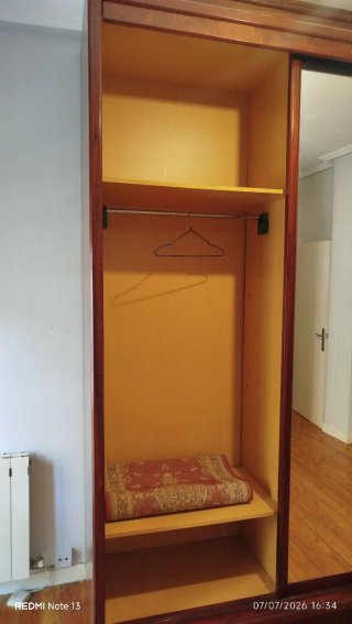 Armario ropero de madera y espejo