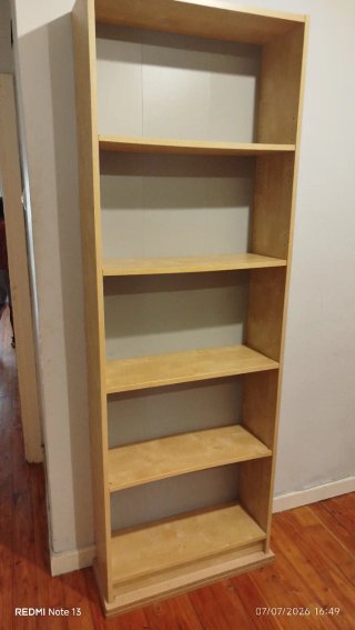 Estantería de madera beige