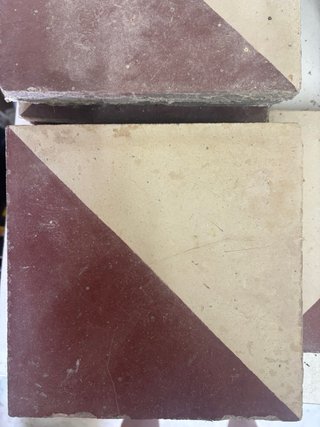 Baldosas hidráulicas rojas y blancas
