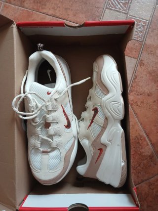 Nike Tech Hera Beige/Blanco