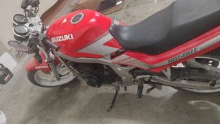 Suzuki GS500E Roja y Plateada