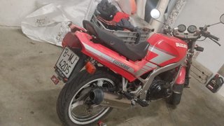 Suzuki GS500E Roja y Plateada