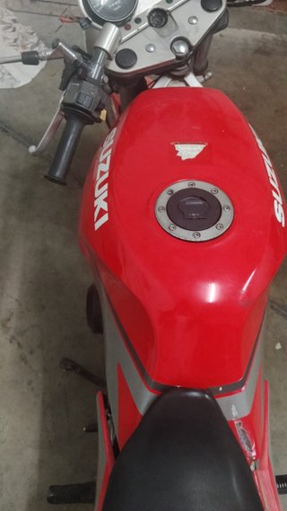 Suzuki GS500E Roja y Plateada