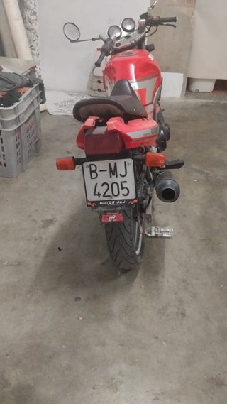 Suzuki GS500E Roja y Plateada