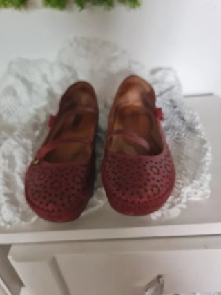 Zapatos Mary Jane rojos con perforaciones