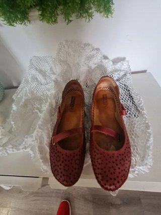 Zapatos Mary Jane rojos con perforaciones