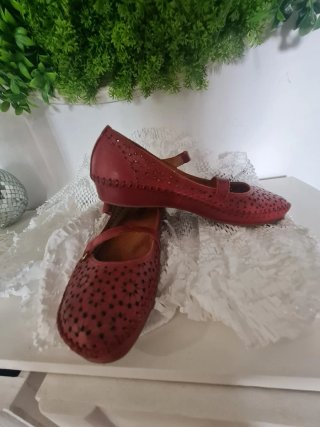 Zapatos Mary Jane rojos con perforaciones