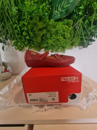 Zapatos Mary Jane rojos con perforaciones