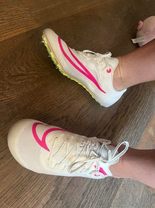Zapatos de clavos Nike blancos y rosas
