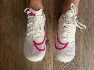 Zapatos de clavos Nike blancos y rosas