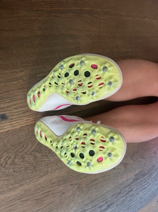 Zapatos de clavos Nike blancos y rosas