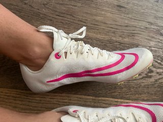Zapatos de clavos Nike blancos y rosas