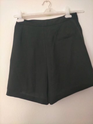 Falda pantalon negra.