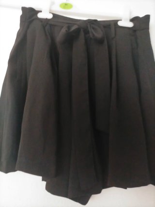 Falda pantalon negra.