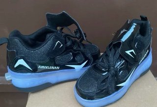 Zapatillas Negras Estilo Patín
