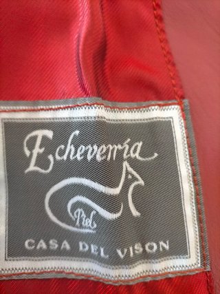 Americana de piel mujer roja