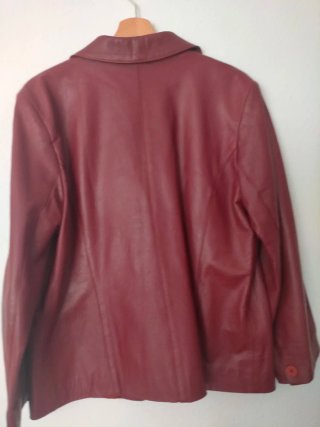 Americana de piel mujer roja