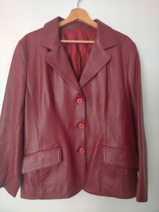Americana de piel mujer roja