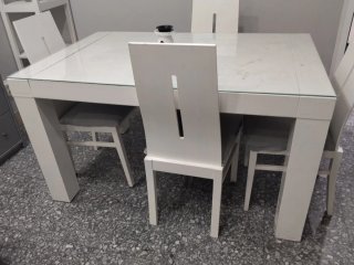 Mesa de comedor blanca con tapa de cristal