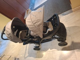 Carrito gemelar con funda impermeable
